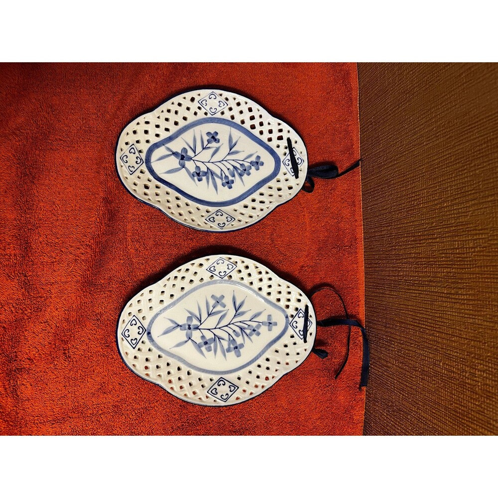 Set of 2 2007 WMG Collectors Plate Wall Hanging Open Edges Blue on White Floral